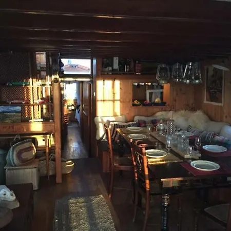 Botel La Flottante Du Ferret *
